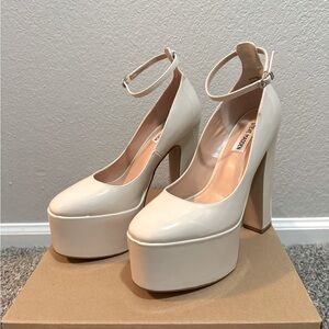 BNWT Steve Madden Skyrise Bone Patent Platform Heel Size 8